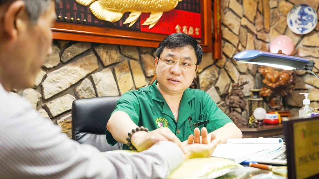 TS. Lương y Phùng Tuấn Giang thăm khám và tư vấn cho bệnh nhân